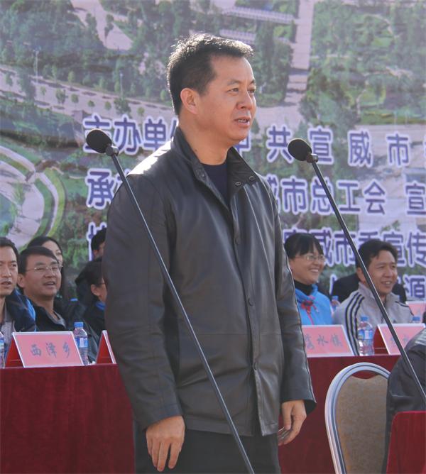 市委副书记瞿国飞宣布宣威市2013年职工篮球运动会开幕