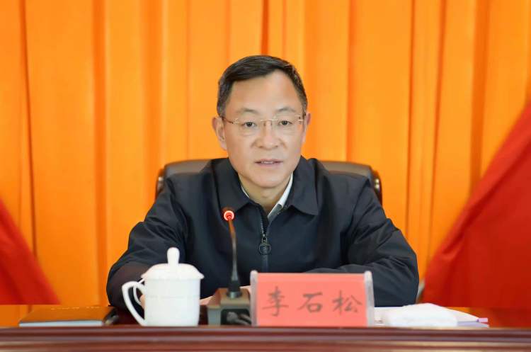 市委组织部部长李垠乐宣读了省委决定:杨庆东同志任麒麟区委书记